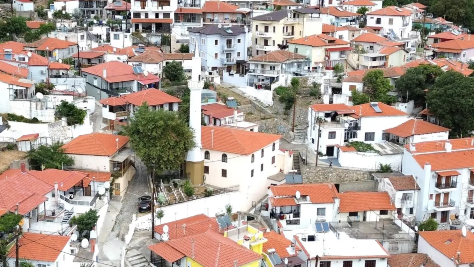 Αεροφωτογραφία της παλιάς πόλης της Ξάνθης με κεραμοσκεπή σπίτια και τον μιναρέ του τεμένους Αχριάν