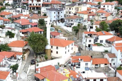 Αεροφωτογραφία της παλιάς πόλης της Ξάνθης με κεραμοσκεπή σπίτια και τον μιναρέ του τεμένους Αχριάν