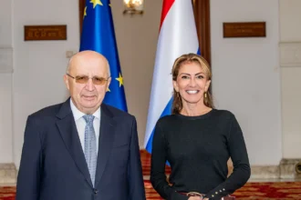 Η Ολλανδή υπουργός Άμυνας Ντιλάν Γεσίλγκοζ-Ζεγκέριους με τον Επίτροπο Άμυνας Αντρίους Κουμπίλιους