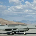 Το γκρι μη επανδρωμένο αεροσκάφος YFQ-44A Fury σταθμευμένο στον διάδρομο στάθμευσης αεροπορικής βάσης
