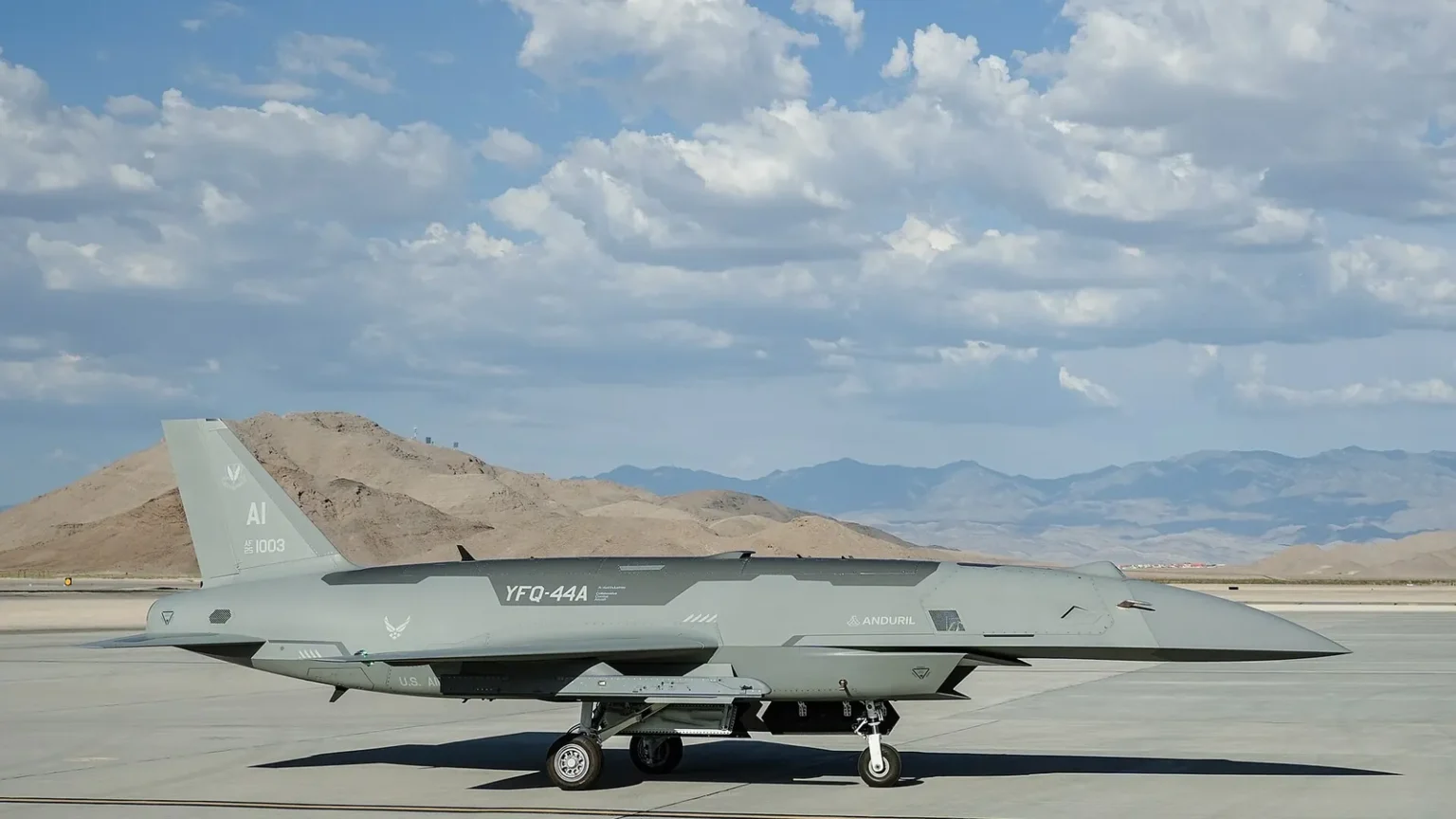 Το γκρι μη επανδρωμένο αεροσκάφος YFQ-44A Fury σταθμευμένο στον διάδρομο στάθμευσης αεροπορικής βάσης