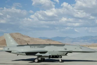 Το γκρι μη επανδρωμένο αεροσκάφος YFQ-44A Fury σταθμευμένο στον διάδρομο στάθμευσης αεροπορικής βάσης