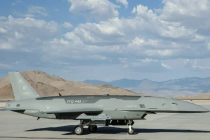 Το γκρι μη επανδρωμένο αεροσκάφος YFQ-44A Fury σταθμευμένο στον διάδρομο στάθμευσης αεροπορικής βάσης