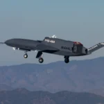 Το μη επανδρωμένο αεροσκάφος YFQ-48A Talon Blue της Northrop Grumman εν πτήσει, με το σύστημα προσγείωσης κατεβασμένο, πάνω από την έρημο Μοχάβε