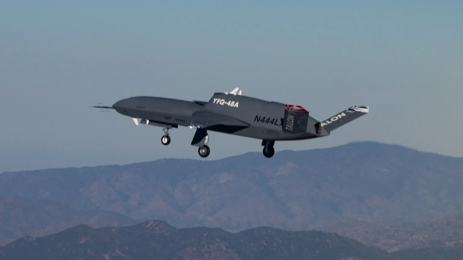 Το μη επανδρωμένο αεροσκάφος YFQ-48A Talon Blue της Northrop Grumman εν πτήσει, με το σύστημα προσγείωσης κατεβασμένο, πάνω από την έρημο Μοχάβε
