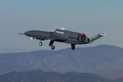 Το μη επανδρωμένο αεροσκάφος YFQ-48A Talon Blue της Northrop Grumman εν πτήσει, με το σύστημα προσγείωσης κατεβασμένο, πάνω από την έρημο Μοχάβε