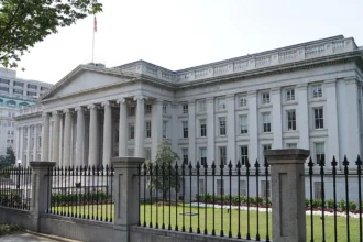 Η νεοκλασική πρόσοψη του κτιρίου του αμερικανικού Υπουργείου Οικονομικών με κίονες