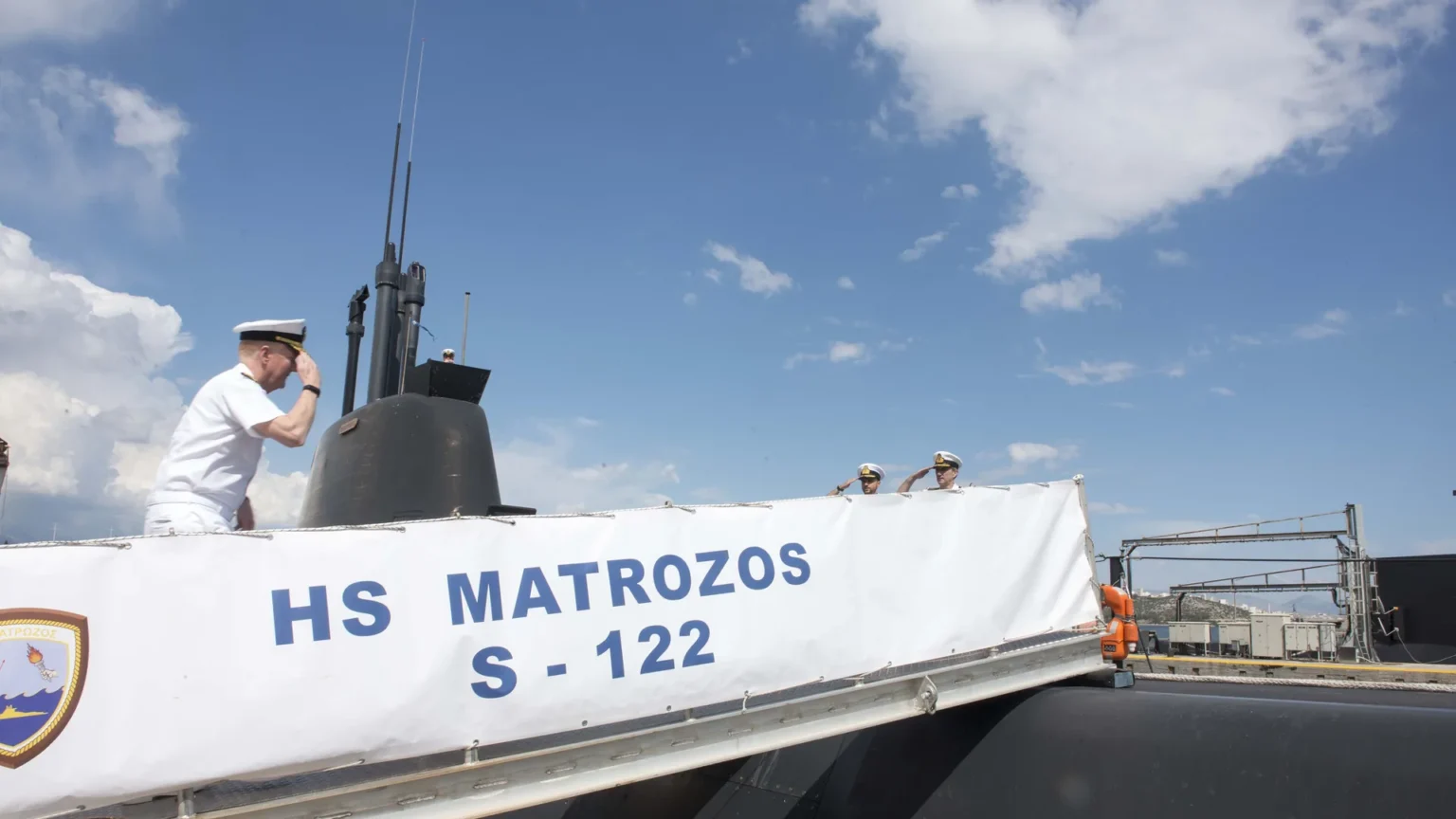 Το υποβρύχιο «Ματρώζος» (S-122) του Πολεμικού Ναυτικού δεμένο στον Ναύσταθμο Σαλαμίνας