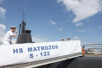 Το υποβρύχιο «Ματρώζος» (S-122) του Πολεμικού Ναυτικού δεμένο στον Ναύσταθμο Σαλαμίνας