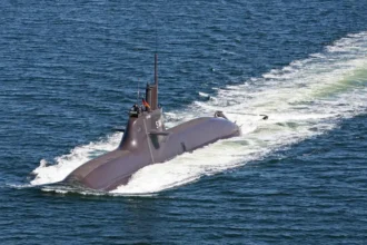 Γερμανικό υποβρύχιο τύπου 212A πλέει στην επιφάνεια της θάλασσας, φωτογραφημένο από ψηλά