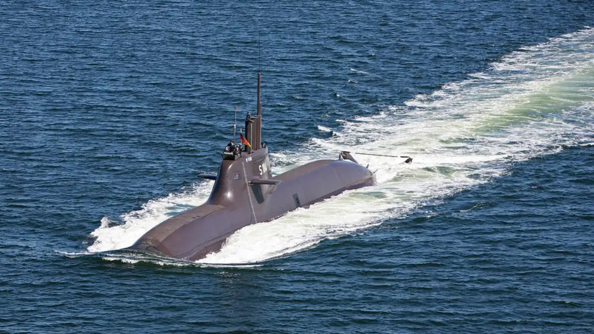 Γερμανικό υποβρύχιο τύπου 212A πλέει στην επιφάνεια της θάλασσας, φωτογραφημένο από ψηλά