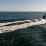 Πυρηνοκίνητο επιθετικό υποβρύχιο κλάσης Virginia πλέει στην επιφάνεια κατά τις δοκιμές του