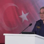 Ο υποναύαρχος Ζεκί Ακτούρκ μιλά σε βήμα στην εβδομαδιαία ενημέρωση του τουρκικού υπουργείου Άμυνας
