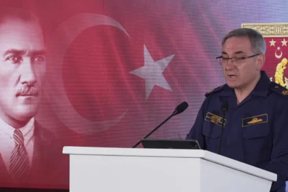 Ο υποναύαρχος Ζεκί Ακτούρκ μιλά σε βήμα στην εβδομαδιαία ενημέρωση του τουρκικού υπουργείου Άμυνας