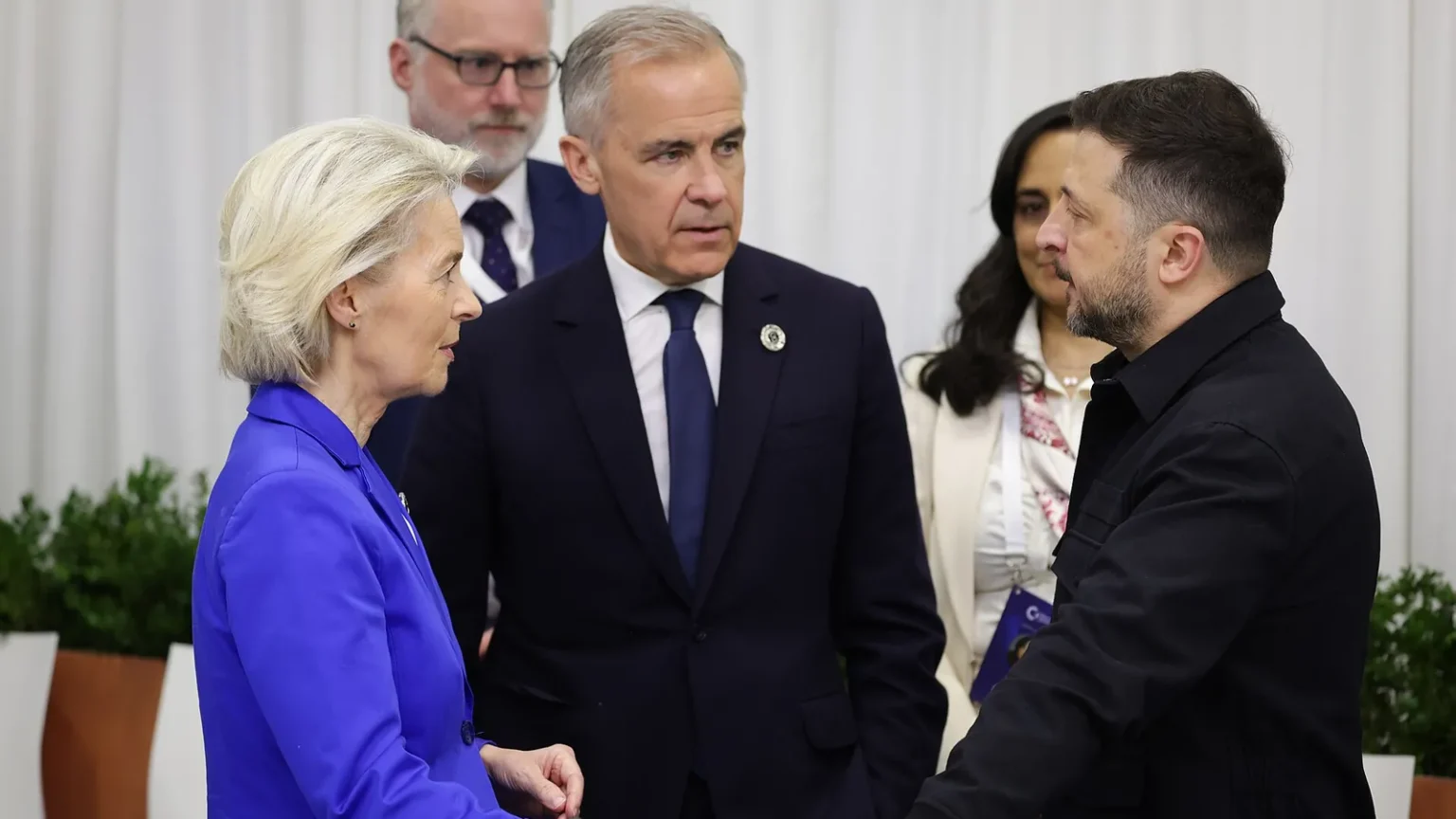 Ο Βολοντίμιρ Ζελένσκι συνομιλεί με την Ούρσουλα φον ντερ Λάιεν και τον Μαρκ Κάρνεϊ