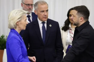 Ο Βολοντίμιρ Ζελένσκι συνομιλεί με την Ούρσουλα φον ντερ Λάιεν και τον Μαρκ Κάρνεϊ