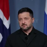 Ο πρόεδρος της Ουκρανίας Βολοντίμιρ Ζελένσκι μιλά μπροστά από τις σημαίες της Νορβηγίας και της Ουκρανίας