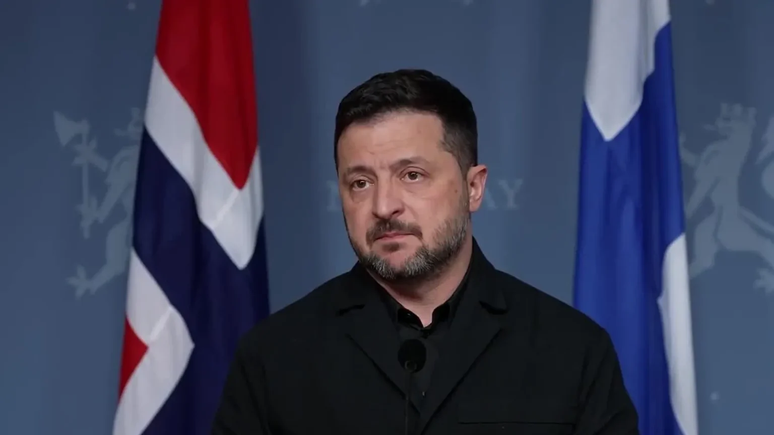 Ο πρόεδρος της Ουκρανίας Βολοντίμιρ Ζελένσκι μιλά μπροστά από τις σημαίες της Νορβηγίας και της Ουκρανίας