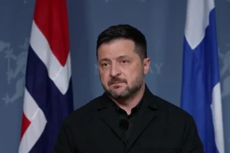 Ο πρόεδρος της Ουκρανίας Βολοντίμιρ Ζελένσκι μιλά μπροστά από τις σημαίες της Νορβηγίας και της Ουκρανίας