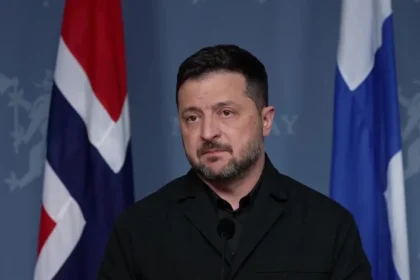 Ο πρόεδρος της Ουκρανίας Βολοντίμιρ Ζελένσκι μιλά μπροστά από τις σημαίες της Νορβηγίας και της Ουκρανίας