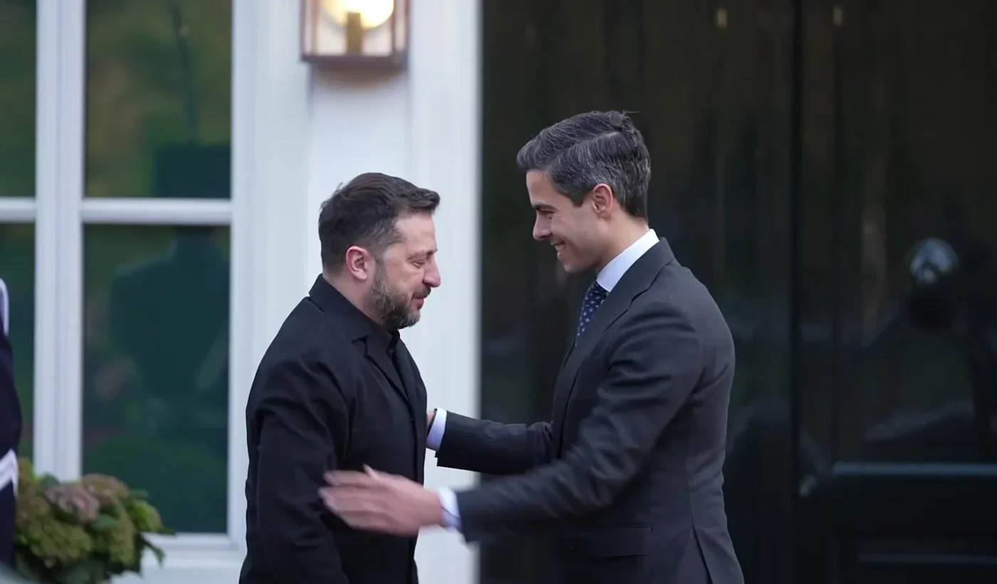 Ο Ολλανδός πρωθυπουργός Ρομπ Γέτεν υποδέχεται με χειραψία και αγκαλιά τον Ουκρανό πρόεδρο Βολοντίμιρ Ζελένσκι στην είσοδο του Catshuis
