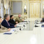 Ο Ζελένσκι και Ουκρανοί αξιωματούχοι απέναντι από στελέχη της Lockheed Martin σε μακρύ λευκό τραπέζι στο προεδρικό μέγαρο
