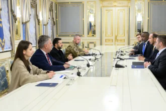 Ο Ζελένσκι και Ουκρανοί αξιωματούχοι απέναντι από στελέχη της Lockheed Martin σε μακρύ λευκό τραπέζι στο προεδρικό μέγαρο